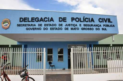 Mulher &eacute; presa em bar por deixar crian&ccedil;a de 12 anos e beb&ecirc; de 2 meses sozinhos