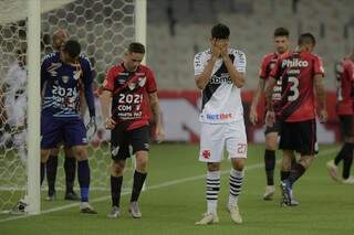 O jogador Tiago Reis durante a partida entre Athletico PR e Vasco da Gama, válida pela 27ª rodada do Campeonato Brasileiro da Série A, no Estádio Joaquim Américo Guimarães, em Curitiba (PR), neste domingo (27). (Foto: Estadão Conteúdo) 