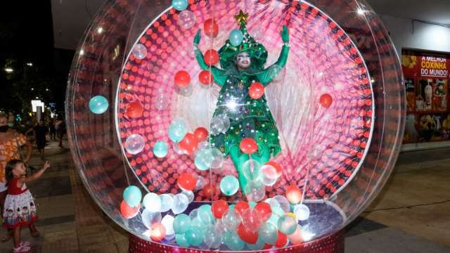 Novidades do Natal, &quot;Globos M&aacute;gicos&quot; ficam s&oacute; at&eacute; amanh&atilde; na Rua 14 de Julho 