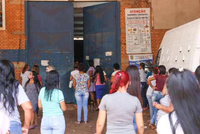 Visita de &quot;Natal&quot; na M&aacute;xima tem fila, sem direito &agrave; comida e veto a gr&aacute;vidas