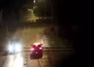 Flagrante de câmera na rodovia mostra a caminhonete escura à esquerda e a ambulância onde estava a vítima de assassinato, em imagem obtida pela coluna.