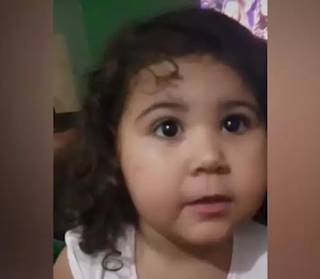 Era para a filha defender o pai da &#34;crítica&#34; da mãe, mas depois que ela deu uma cheirada, teve que concordar que ele precisava de um bom banho (Foto: Reprodução/TikTok)