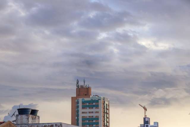 Segunda amanhece com céu parcialmente nublado e Inmet prevê chuva para a Capital