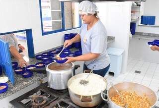 Merendeira de escola municipal serve alimento saudável aos alunos. (Foto: Divulgação)