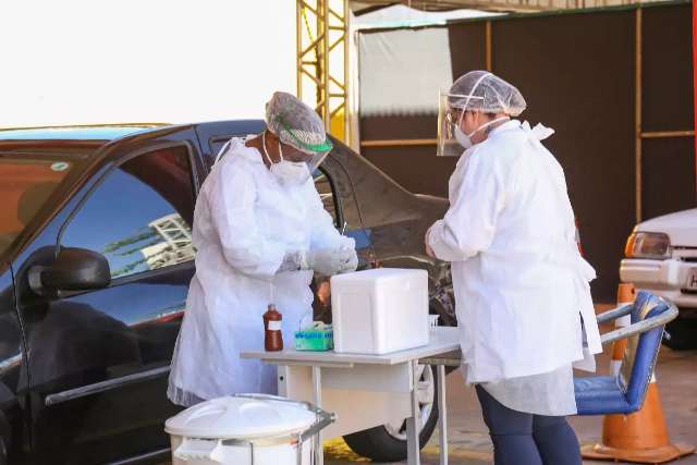 No 1&ordm; dia &uacute;til p&oacute;s-Natal, linhas para marcar teste de covid ficam congestionadas