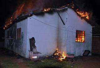 Casa &eacute; incendiada ap&oacute;s discuss&atilde;o entre marido e mulher