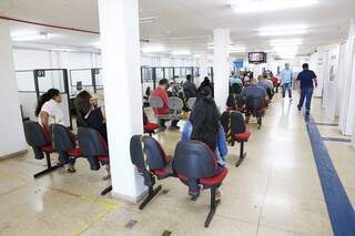 Trabalhadores aguardando atendimento na Fundação Social do Trabalho, em Campo Grande  (Foto: arquivo / Campo Grande News) 