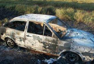 Veículo Gol ficou completamente destruído. (Foto: Itaporã News)