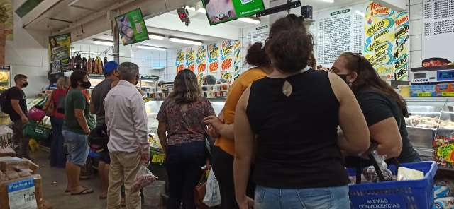 Popula&ccedil;&atilde;o desrespeita regras de seguran&ccedil;a mesmo em locais que adotam medidas