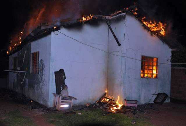 Casa &eacute; incendiada ap&oacute;s discuss&atilde;o entre marido e mulher