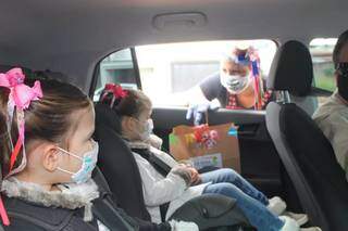 Crianças no arraial dentro do carro (Foto: Divulgação/Le Irdak)