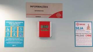 Hospital instalou placas para informar sobre a prioridade. (Foto: Santa Casa)