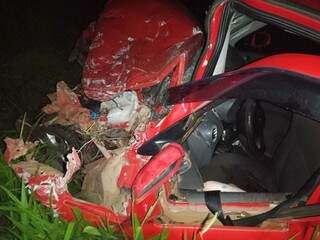 Veículo VW Gol ficou totalmente destruído. (Foto: Divulgação/ Corpo de Bombeiros)