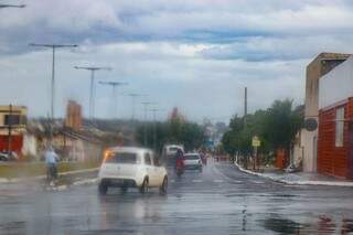 Na Capital a terça-feira começou com chuva. (Foto: Henrique Kawaminami)