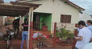 Mulher &eacute; presa suspeita de matar &quot;amiga&quot; com 12 facadas 
