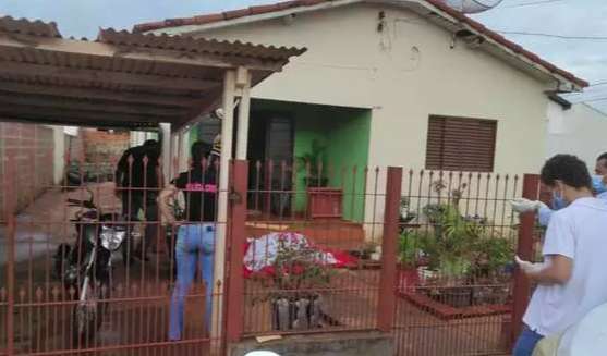 Mulher &eacute; presa suspeita de matar &quot;amiga&quot; com 12 facadas 