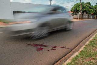 Idoso sofreu cortes na nuca e na testa; sangue ficou no asfalto. (Foto: Marcos Maluf)