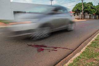 Idoso sofreu cortes na nuca e na testa; sangue ficou no asfalto. (Foto: Marcos Maluf)