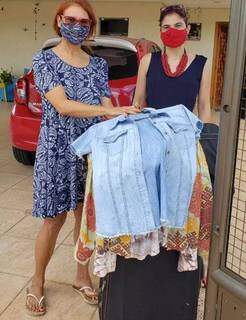 Mariete e Jaqueline Rosa trocando a mala-brechó cheia de roupas (Foto: Arquivo Pessoal)