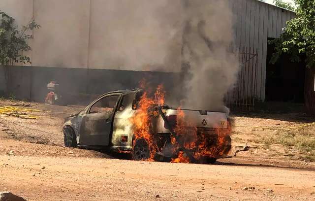 Amigos se unem para ajudar jovem que teve carro destru&iacute;do na v&eacute;spera de Natal 