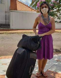 Luciana Pacheco levando a mala para casa de outra amiga do grupo (Foto: Arquivo Pessoal)