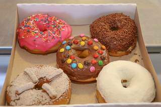 Caixa com vários donuts recheados (Foto: Paulo Francis)