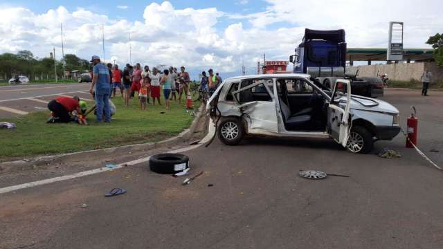 Colis&atilde;o entre ve&iacute;culos deixa 3 homens e menino de 4 anos feridos na BR-163