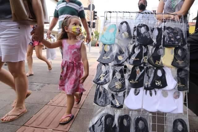 Venda de m&aacute;scaras de prote&ccedil;&atilde;o cai pela metade ap&oacute;s quase 10 meses de pandemia