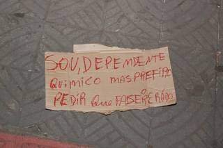 Cartaz achado no Centro de Campo Grande. (Foto: Paulo Francis)