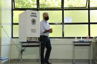 Reinaldo Azambuja após votação na última eleição, em novembro. (Foto: Kísie Ainoã / Arquivo)