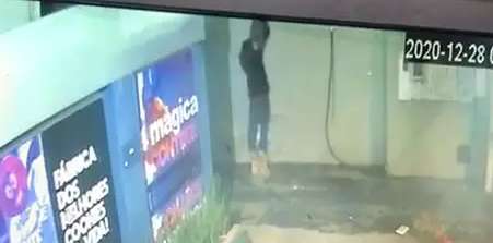 Ladr&atilde;o demora mais de meia hora para invadir loja e furta dinheiro em 2 minutos