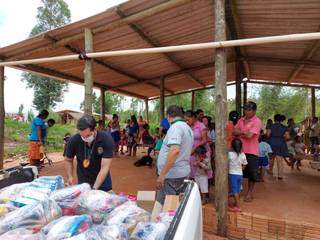 Em 2 dias, policiais arrecadam alimentos para mais de 50 fam&iacute;lias em aldeias 