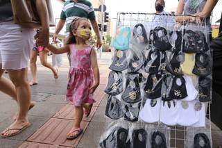 Venda de máscaras nas ruas de Campo Grande deve estar garantida até chegada da vacina. (Foto: Kísie Ainoã)