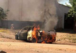 Amigos se unem para ajudar jovem que teve carro destru&iacute;do na v&eacute;spera de Natal 