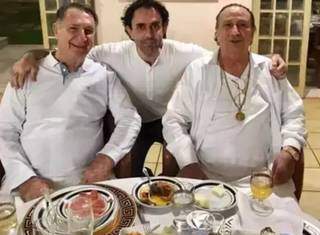 Jamil Name e Fuad Jamil durante jantar festivo. No meio dos dois, o filho de Name, que é afilhado do &#34;Rei da Fronteira&#34; (Foto: Reprodução da internet)