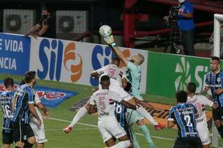 Gr&ecirc;mio segura 0 a 0, elimina o S&atilde;o Paulo e vai a mais uma final