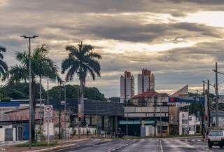 Ruas da capital amanheceram molhadas, previsão é de mais chuva para hoje (Foto: Henrique Kawaminami)
