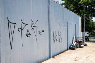 Adolescente &eacute; flagrado pichando &quot;deixe para quem sabe&quot; no muro da C&acirc;mara 