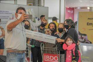Com máscaras, álcool gel e luvas, famílias movimentam aeroporto de Campo Grande Com máscaras, álcool gel e luvas, famílias movimentam aeroporto de Campo Grande