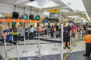 Com m&aacute;scaras, &aacute;lcool gel e luvas, fam&iacute;lias movimentam aeroporto de Campo Grande 