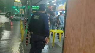 Guarda municipal aborda clientes em conveniência da Capital (Foto: Divulgação)