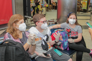 Com máscaras, álcool gel e luvas, famílias movimentam aeroporto de Campo Grande Com máscaras, álcool gel e luvas, famílias movimentam aeroporto de Campo Grande
