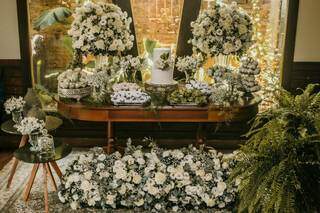 Decoração com flores brancas representou delicadeza do casal (Foto: Dilsinho Sanches)