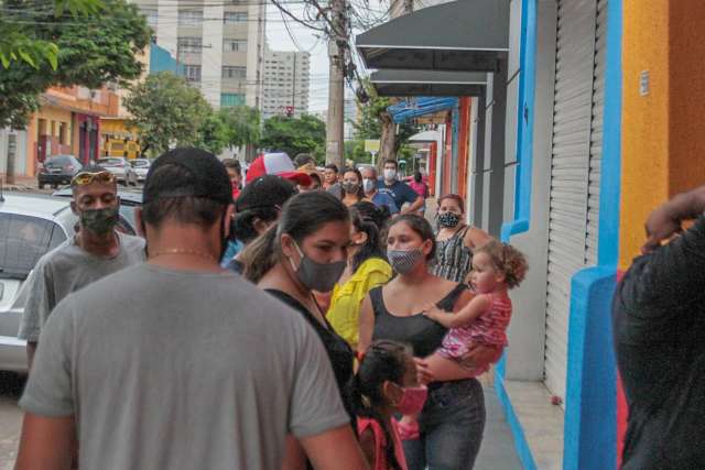 A poucas horas da virada, fila &#039;gigante&#039; se forma em loja de fogos