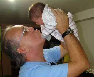 Guilherme com a neta Paloma recém-nascida, oito anos atrás (Foto: Arquivo Pessoal)
