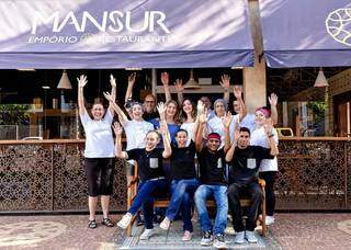 Equipe do Empório Mansur celebrando a solidariedade de amigos e familiares para cumprirem com todas as entregas (Foto: Arquivo Pessoal)