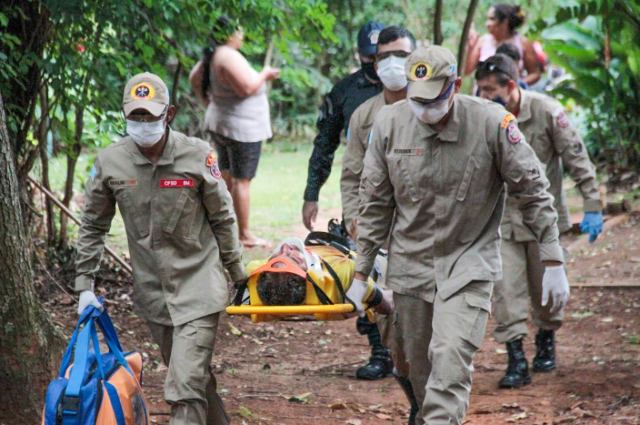 Homem com sinais de espancamento &eacute; encontrado ca&iacute;do no quintal de casa