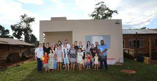 Voluntários reunidos junto à família de Marcela e Dione, os mais novos donos da casa (Foto: Kísie Ainoã)