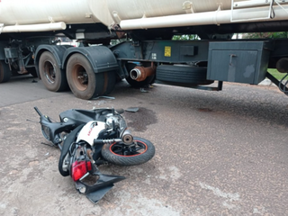 Jovem morre ap&oacute;s colidir na lateral de carreta durante convers&atilde;o