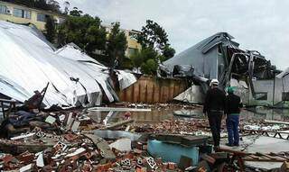 A gente anunciou, mas n&atilde;o prometeu: nuvem de gafanhoto e at&eacute; ciclone bomba